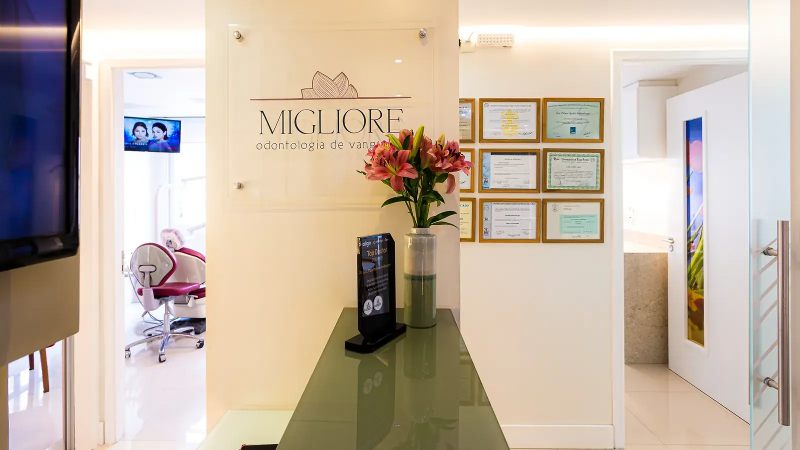 Troféu Invisalign Top Doctor 2020/21 da Dra. Renata Kochenborger, exposto na recepção da clínica